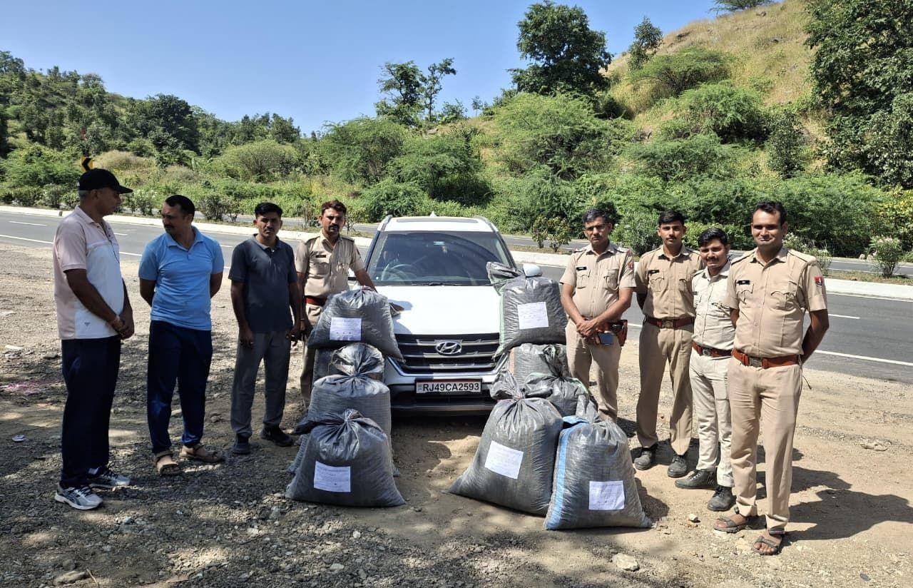 पुलिस गिरफ्त में अपराधी 