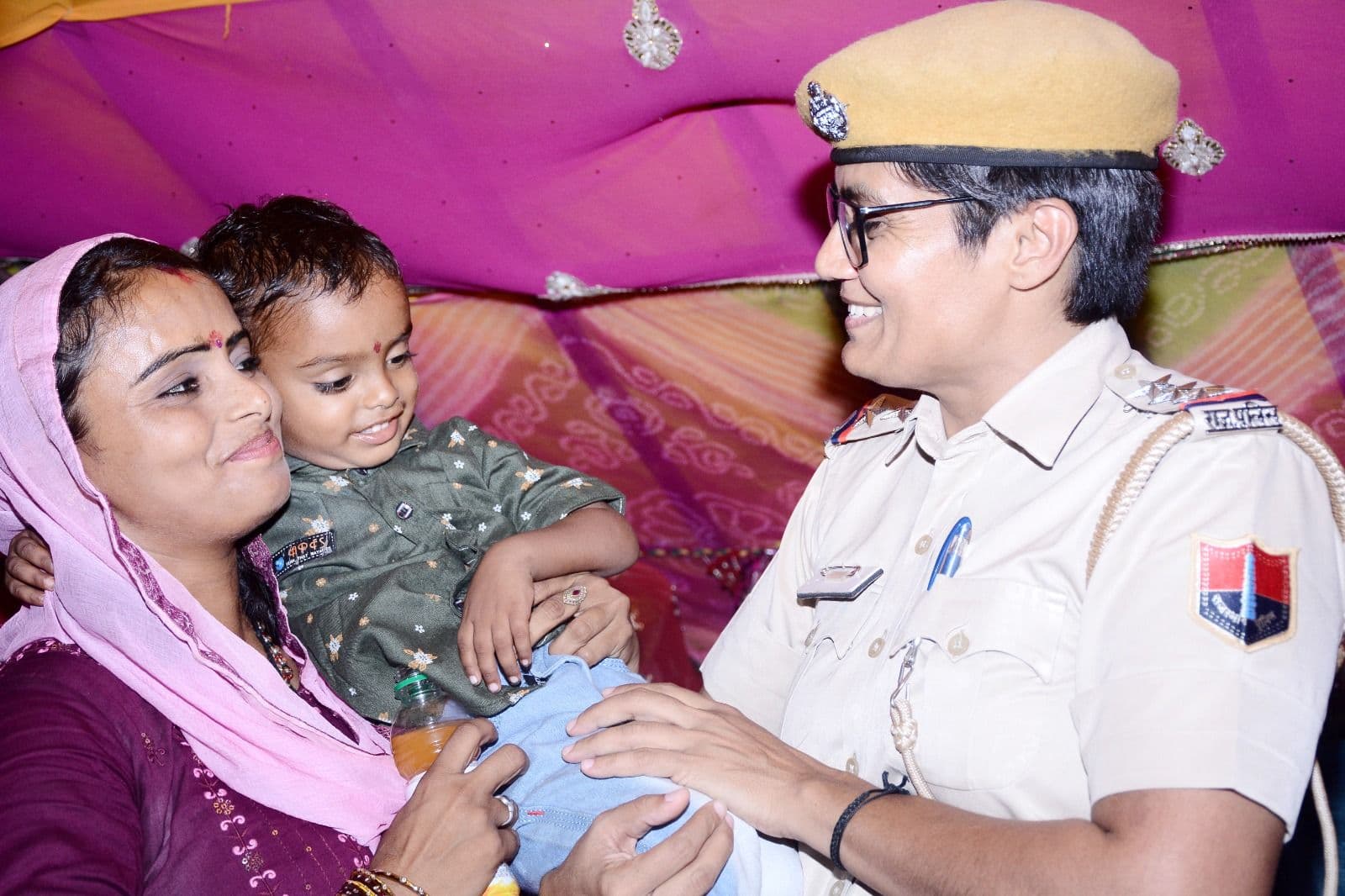 बिखरते रिश्तों पर खाकी का मरहम