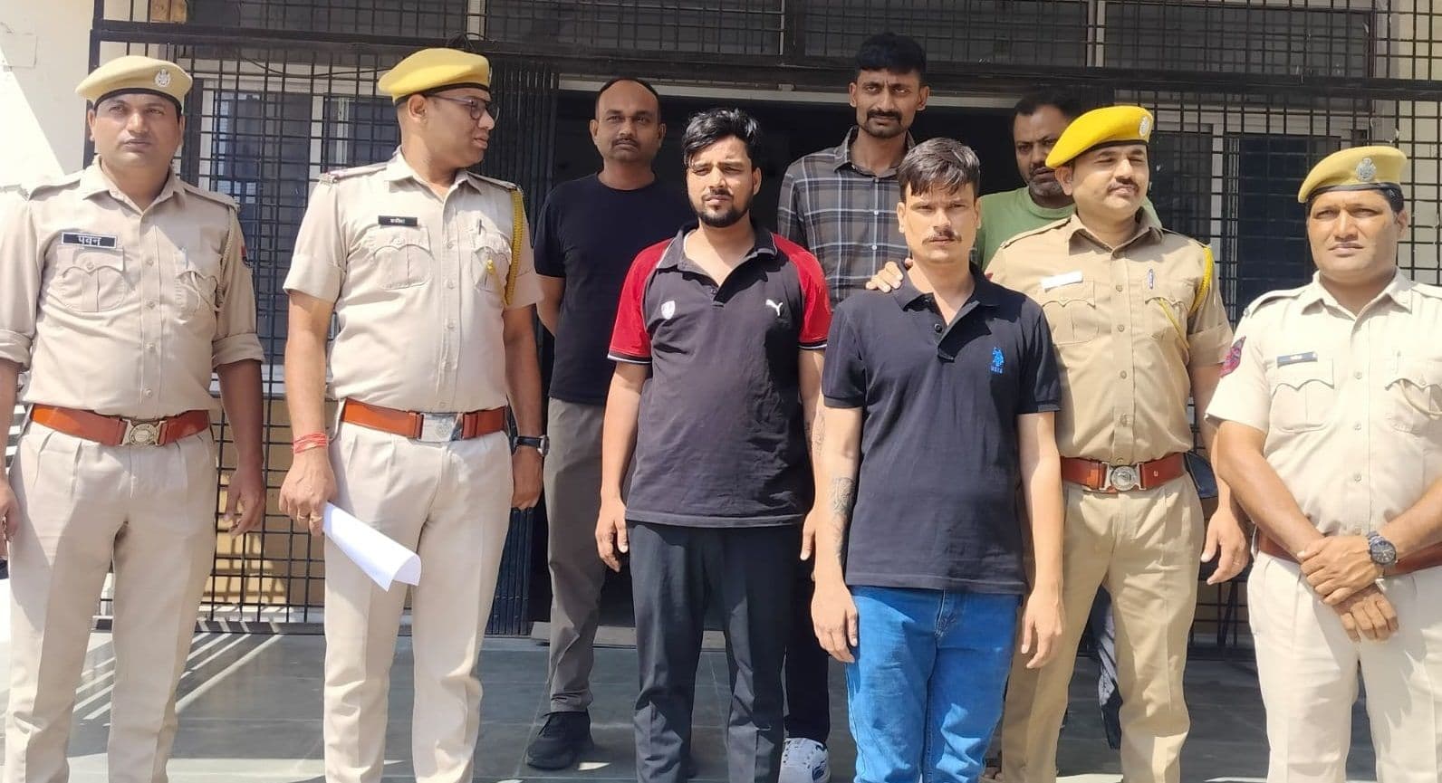 राजकोट में डकैती व हत्या कर भाग रहे दो आरोपी उदयपुर में गिरफ्तार, 1.5 करोड़ का सोना-चांदी बरामद